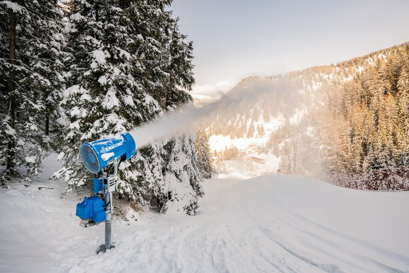 Snow guns / Demaclenko